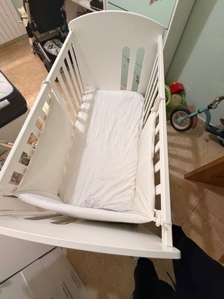 Cuna de bebé blanca con osito