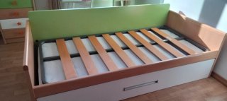 Cama con cama nido de madera y metal