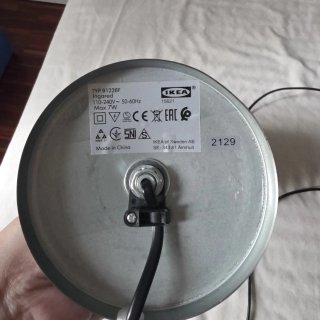 Lámpara de mesa Ikea gris y plateada