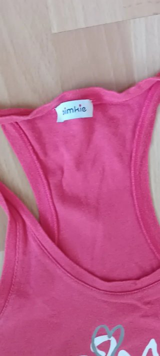 Dos camisetas tirantes y una falda