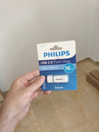Philips USB 2.0 Flash Drive 16GB. En su caja.