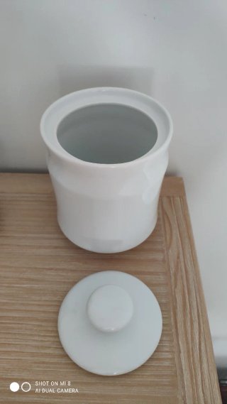 Bote grande de cerámica blanco con tapa
