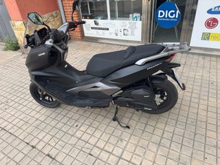Keeway Maxi Scooter Negra Automática