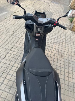 Keeway Maxi Scooter Negra Automática