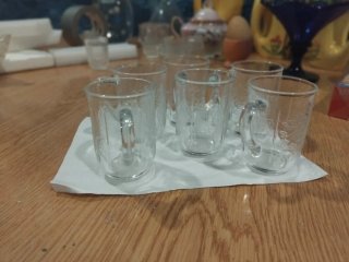 Vasos de cristal antiguos con diseño floral