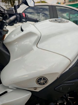 Yamaha FZ8N Sport Blanca y Dorada