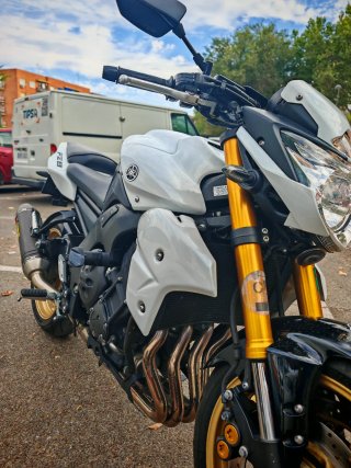 Yamaha FZ8N Sport Blanca y Dorada