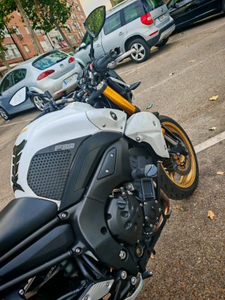Yamaha FZ8N Sport Blanca y Dorada