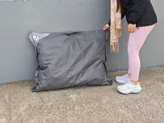 Cama para perro gris y blanca