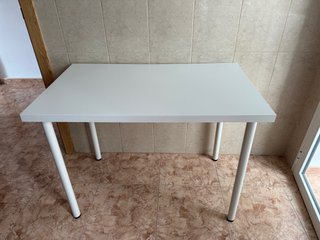 Mesa blanca patas metálicas