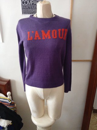 Suéter Morado con Letras Naranja L'AMOUR