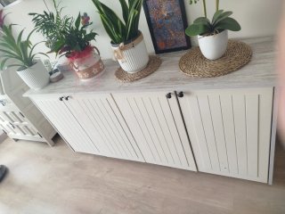 Cómoda de madera y plástico beige con ruedas
