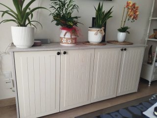 Cómoda de madera y plástico beige con ruedas