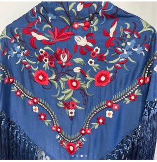 Mantoncillo bordado azul y rojo