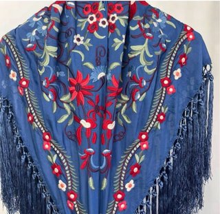 Mantoncillo bordado azul y rojo