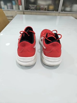 Zapatillas ASICS rojas y blancas