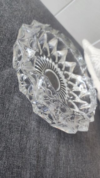 Cenicero / vacía bolsillo de cristal tallado.