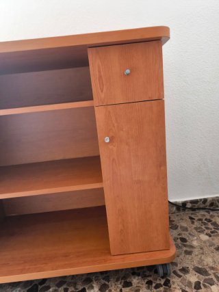 Mueble auxiliar de madera con ruedas