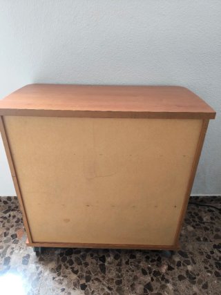 Mueble auxiliar de madera con ruedas