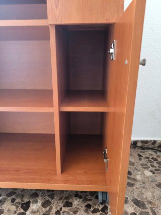 Mueble auxiliar de madera con ruedas