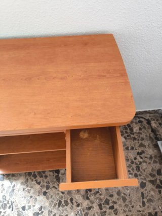 Mueble auxiliar de madera con ruedas