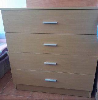 Cajonera de madera con tiradores plateados