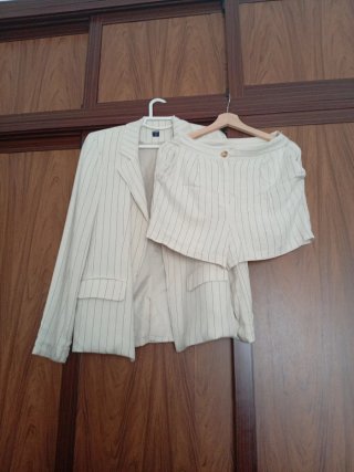 Traje corto blazer y pantalón beige con rayita