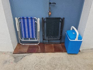 Dos sillas plegables mas nevera de playa