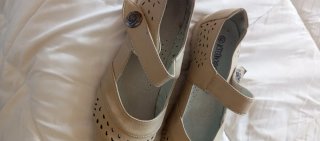 Zapatos bajos beige cómodos