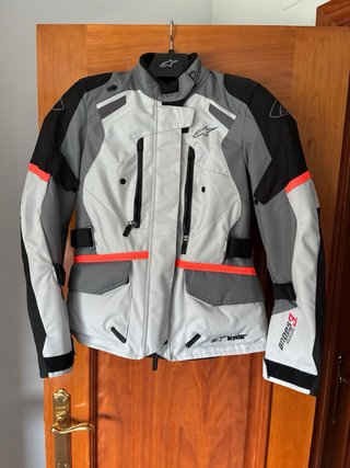 Casco y cazadora de moto