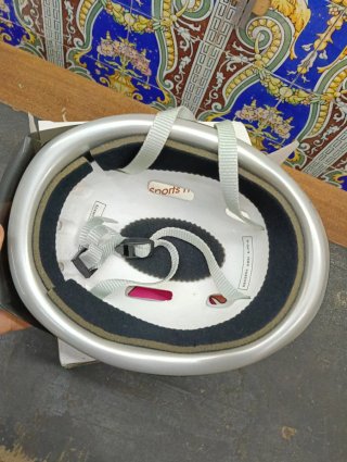 Casco de ciclista blanco con diseño