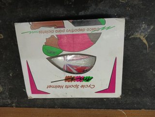 Casco de ciclista blanco con diseño