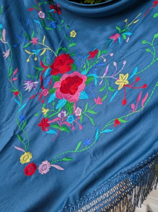 Mantoncillo azul petróleo bordado multicolor