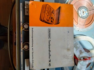 Magnetófono Grundig TK40 con maletín y libro