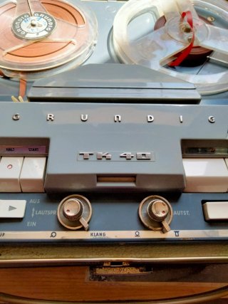 Magnetófono Grundig TK40 con maletín y libro