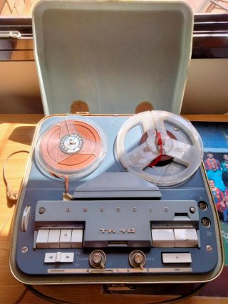 Magnetófono Grundig TK40 con maletín y libro