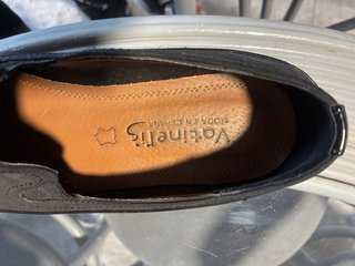 Zapatos negros con tachuelas
