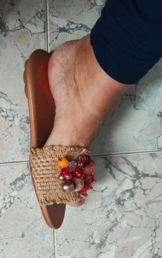 Sandalias descalzas con abalorios