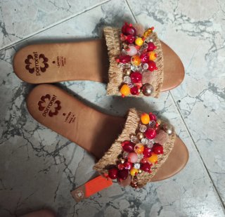 Sandalias descalzas con abalorios