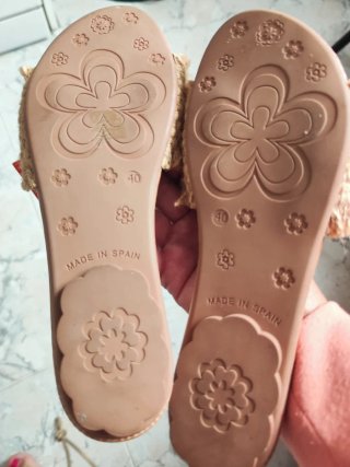 Sandalias descalzas con abalorios