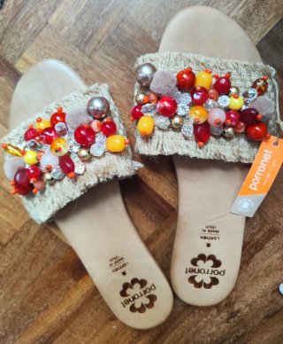 Sandalias descalzas con abalorios