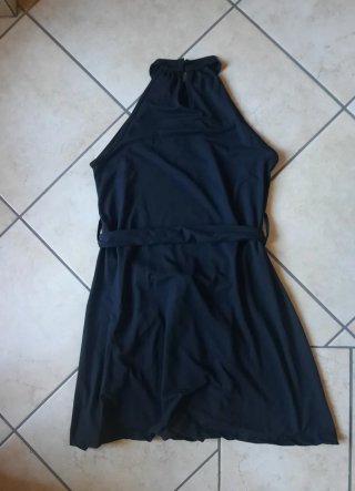 Abito nero con scollo all'americana