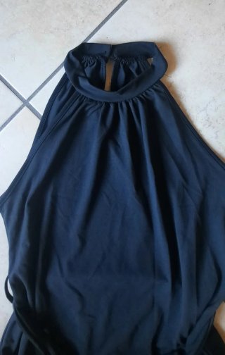 Abito nero con scollo all'americana