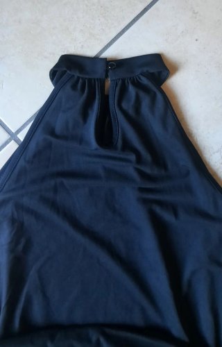 Abito nero con scollo all'americana