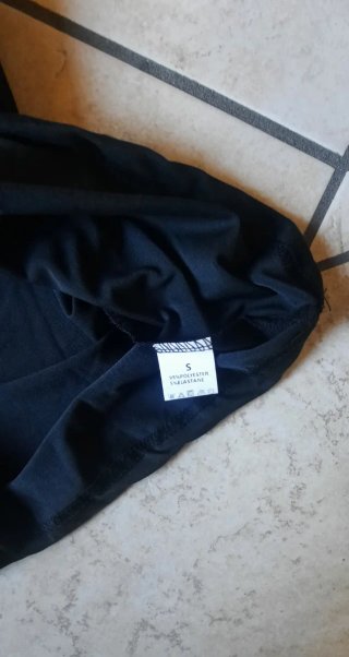 Abito nero con scollo all'americana