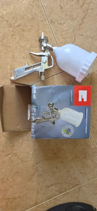 Pistola de pintar con vaso 600 ml. Usada 1 vez