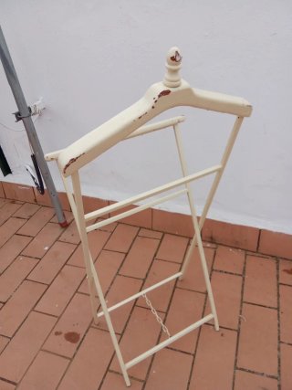 Galan de pie beige madera y metal, necesita pintar