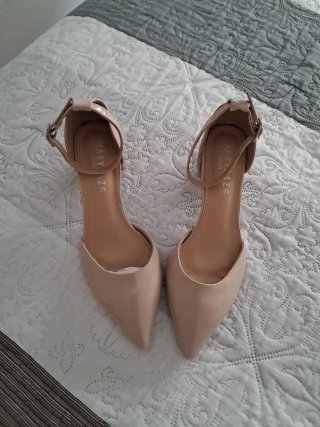 Zapatos de tacón beige talla 39