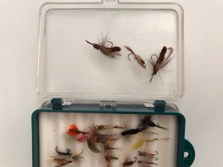 Caja de moscas para pesca Anzuelos con muerte.