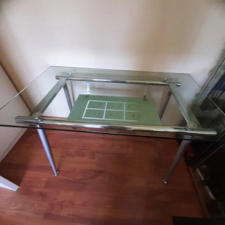 Mesa de cristal y metal para comedor
